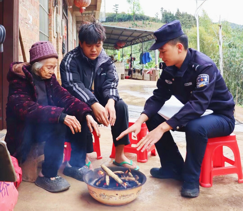 图为移民管理警察走访辖区群众（施思摄）.jpg