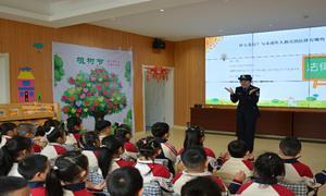 民警携萌娃 共“植”平安绿