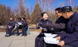 女警上街头 进校园普法