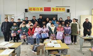 北海机场出入境边防检查站执勤三队党支部开展“爱心助学”党日活动