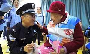 梧州边检站联合驻地学校开展学雷锋活动