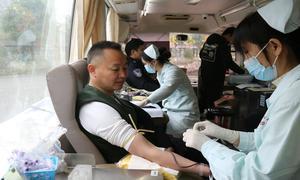 紧急献血 救助民警亲属