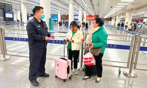 安全感满满！皇岗边检民警急助与外婆口岸走散小女孩喜相聚