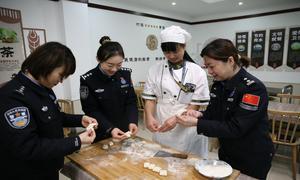 锦州出入境边防检查站开展“三八”妇女节面点制作体验活动
