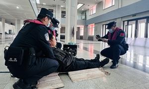 葫芦岛边检站开通“绿色通道” 紧急救助受伤船员