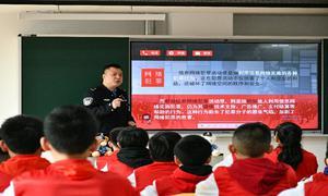 民警进校园 上好开学第一课