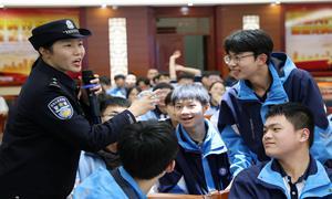 国门“警花”进校园  零距离反诈宣传