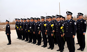 策克出入境边防检查站民警清明节祭奠革命先烈