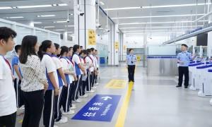 文锦渡边检站联合翠园文锦中学开展主题团日活动