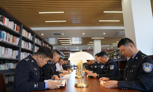 策克边检站：“书香浸警营”读书分享会