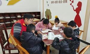 湖北咸宁：“农家书屋+”让乡村振兴“一路书香”
