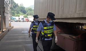 友谊关口岸货车查验量单日突破1900辆次