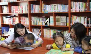 苗家小镇社区农家书屋开展亲子阅读活动