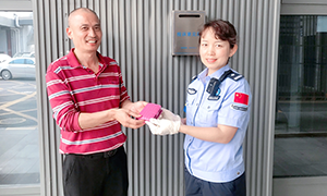 皇岗边检民警捡拾巨款：从“怀疑诈骗”到“花式表白”