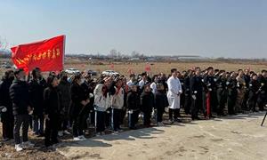杨泡边境派出所联合驻地多部门开展清明节祭奠英烈活动