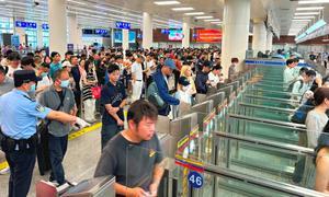 内地男子尾随他人企图蒙混出境 皇岗边检民警及时阻截将其处罚