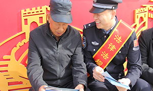 花开遍地香 民警普法忙
