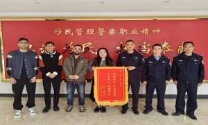 边检热情普法 绽放友谊之花