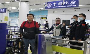 连云港边检站高效保障口岸首批跨境骑行团体入境