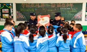 民警进企业、进校园讲安全