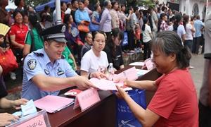 “洞漫歌坡节”大接访 服务群众“零距离”