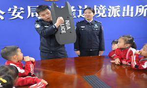 “萌娃”进警营 体验别样“警”彩