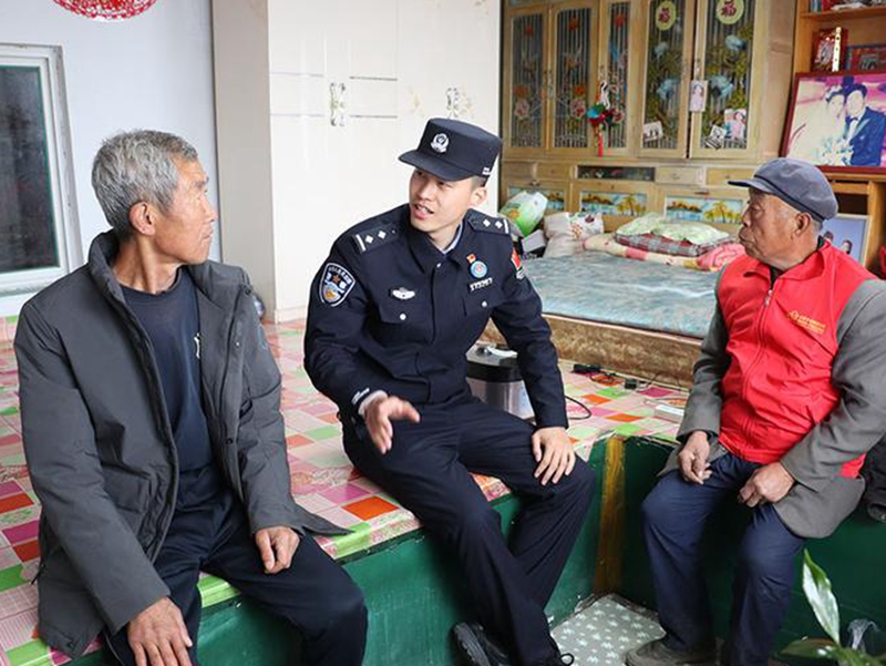 行走在群众中的“红色身影”.jpg