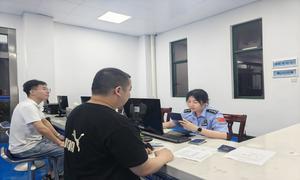 钦州出入境边防检查站快速办理25名船员换班手续赢称赞