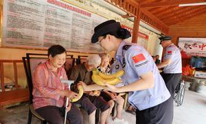 青年民警献爱心 警民和谐一家亲