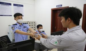 “一带一路”重点项目船舶抵港！洋浦边检站全力保障高效通关