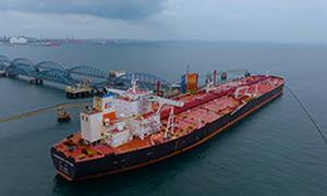 主动靠前 洋浦边检站全力护航26万吨级原油船快速通关