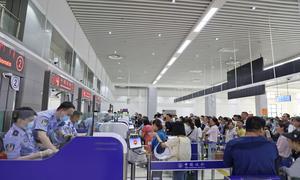 跨境游备受旅客青睐 东兴口岸迎来“五一”假期出入境客流高峰