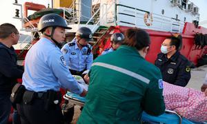 石岛边检站开通紧急通道 救助受伤船员