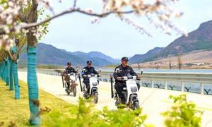 “警色”护航 331国道游客