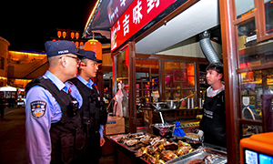 平安夜“警”护航城市“夜经济”