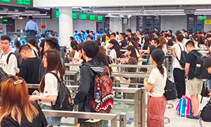 皇岗边检站妥善应对皇岗口岸夜间时段入境客流高峰