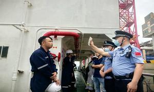 “五一”加速度 洋浦边检站全力保障海南首艘混合碳四船舶出入境快速通关
