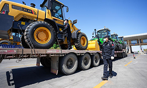 二连浩特公路口岸单日验放出入境货车1011辆次