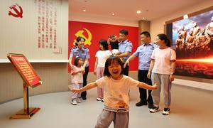 萌娃进警营 欢庆母亲节