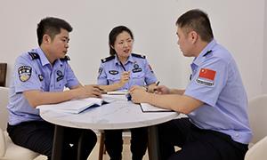 国门新“警”色 青春放光华