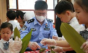 延吉出入境边防检查站开展“粽享佳节”主题活动