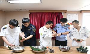 黄骅边检站联合海关开展“粽香端午 情暖国门”活动
