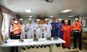 锦州边检民警与远洋货轮船员共迎端午佳节
