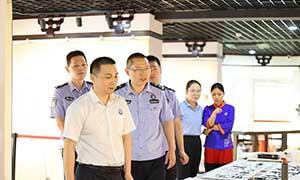 莆田边检站移民管理警察参观“大道同心”两岸书画精品大联展