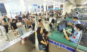 皇岗边检站全力保障端午节小长假出入境旅客通关安全顺畅