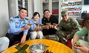 欢声笑语邻里情 警民齐聚粽香飘