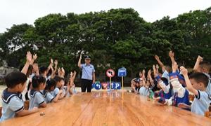 民警守护安全“童”行