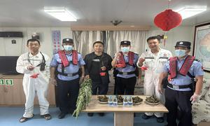 葫芦岛出入境边防检查站民警与外轮船员共度端午佳节