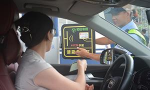上坝边境检查站启用新执勤岗亭 车辆10秒钟完成通行手续