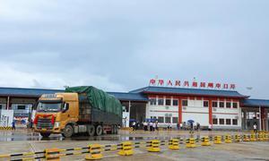 首辆出口货运车辆从中国峒中—越南横模双边口岸出境